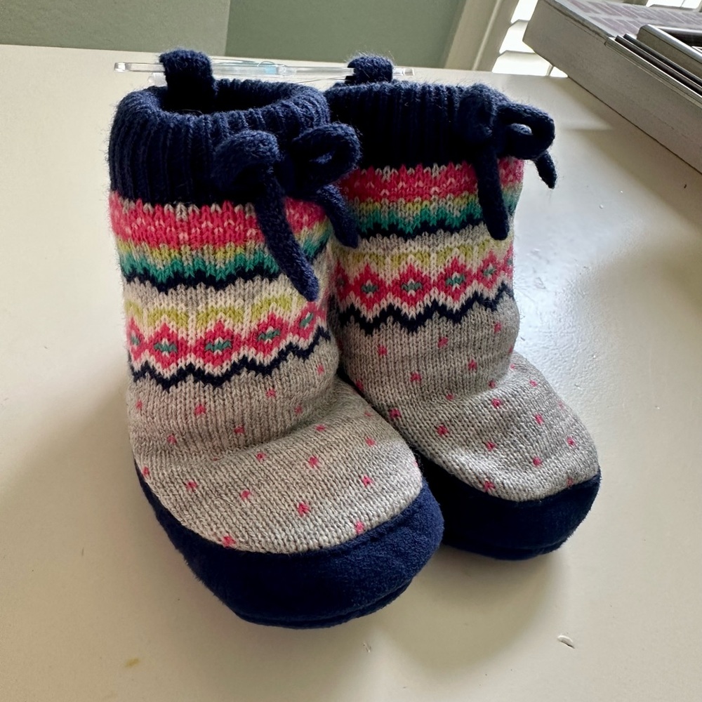Carter’s - Girls knitted booties - BNWT!